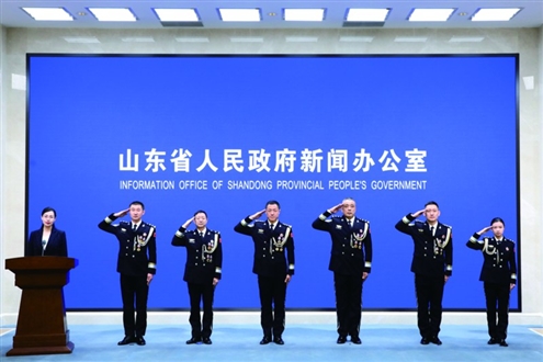 12日,省政府新闻办举行记者见面会,邀请六位“最美基层民警”获评代表,分享一线故事、讲述体会心声